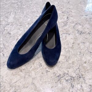 Stuart Weitzman dark blue pumps with neat design on inner heel!